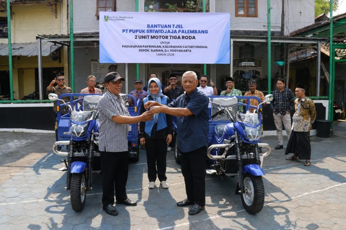 Anggota Komisi IV DPR RI dari Partai NasDem Subardi (Mbah Bardi) menyerahkan bantuan dua kendaraan roda tiga untuk warga Padukuhan Papringan, Kalurahan Caturtunggal, Kapanewon Depok, Kabupaten Sleman.