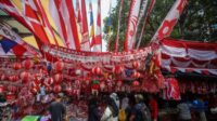 calon-pembeli-melihat-pernak-pernik-peringatan-hari-ulang-tahun-hut-ke-80-republik-indonesia-yang-dijual-di-kawasam-pasar-jati-1785822561152_169