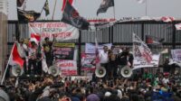 massa-aksi-yang-tergabung-dalam-aliansi-masyarakat-pati-bersatu-ampb-dan-sejumlah-aliansi-warga-lainnya-memadati-depan-gedung--1787812063488