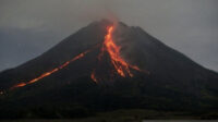 dokumen-gunung-merapi-mengeluarkan-guguran-lava-pijar-terlih-qyw3