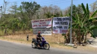 protes-warga-padukuhan-karang-kalurahan-tuksono-memasang-baner-protes-di-dekat-balai-kalurahan-anom-bagaskororadar-jogja-U8L7m